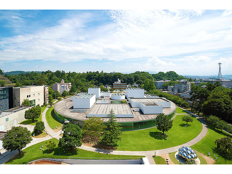 【クラブ限定】SANAAの傑作「金沢21世紀美術館」特別ツアー！大人気プールを完全貸切～「路上、お邪魔ですか？」展を担当学芸員が特別案内、兼六園で昼食を〜