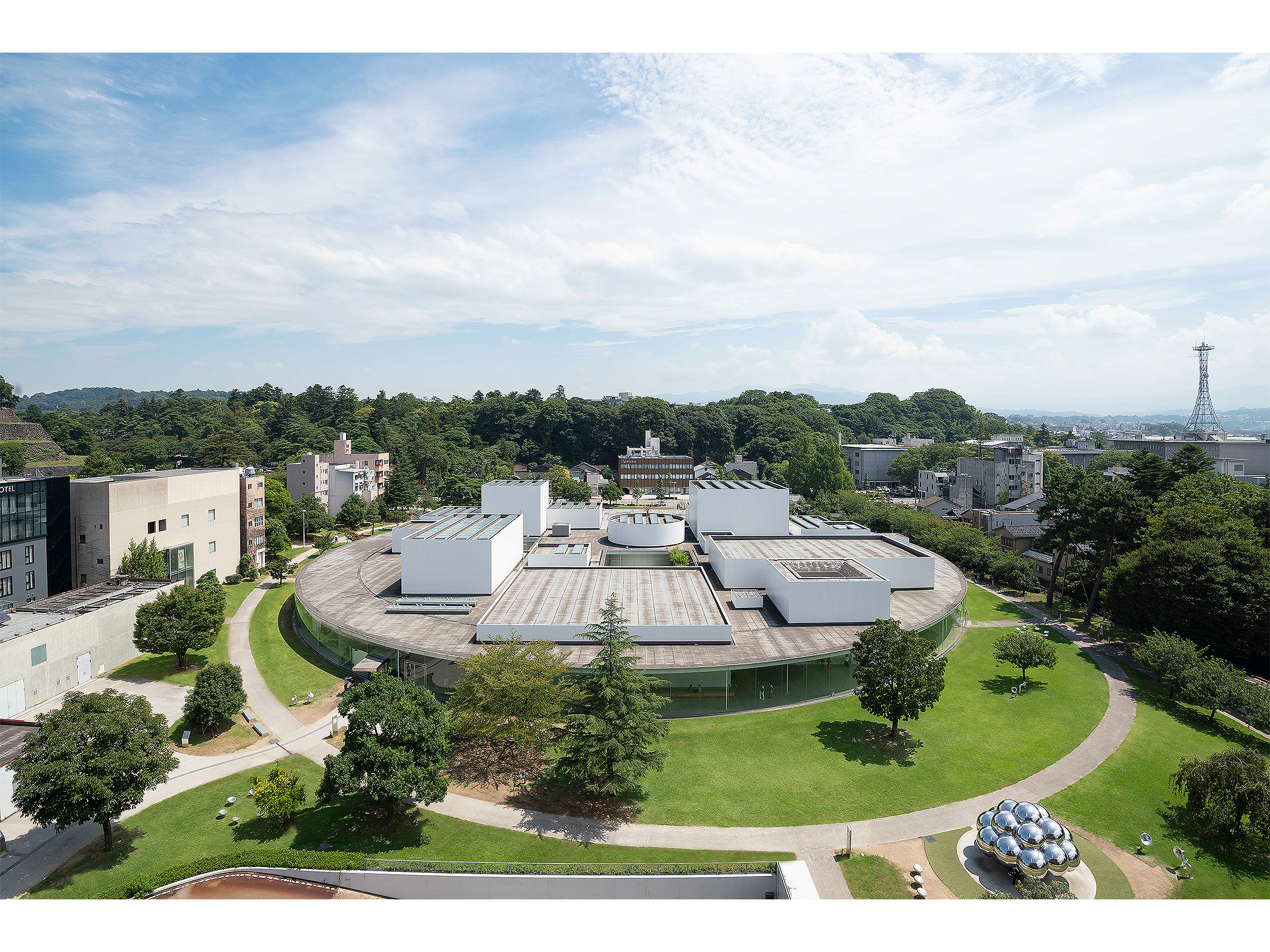 【金沢21世紀美術館】SANAAの傑作美術館スペシャルツアー！大人気プールを完全貸切～「路上、お邪魔ですか？」展を担当学芸員が特別案内、兼六園で昼食を〜