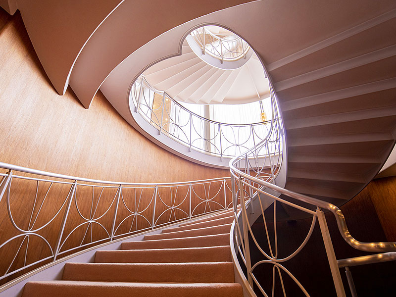 【ウェスティン都ホテル】笠原先生と村野藤吾の傑作スペシャルツアー！本館＆佳水園へ～村野スイート＆秘密の階段を特別案内、ミシュランシェフの絶品コースランチ付き～