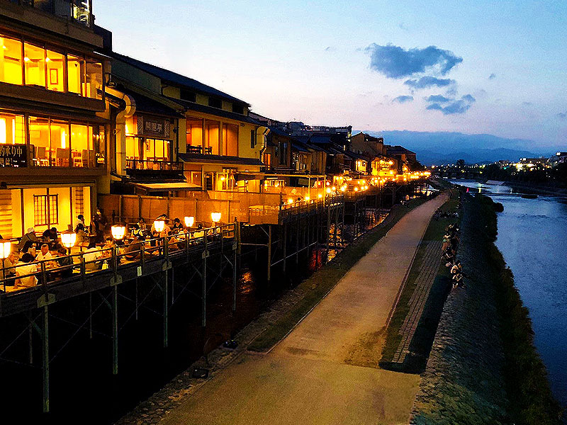 【先斗町納涼床】ベンガラの料理屋建築を特別案内、老舗主人と花街の路地めぐり～伝説うず巻く花街の迷宮へ、南座を望む特等席で絶品ゆば会席に舌つづみ～