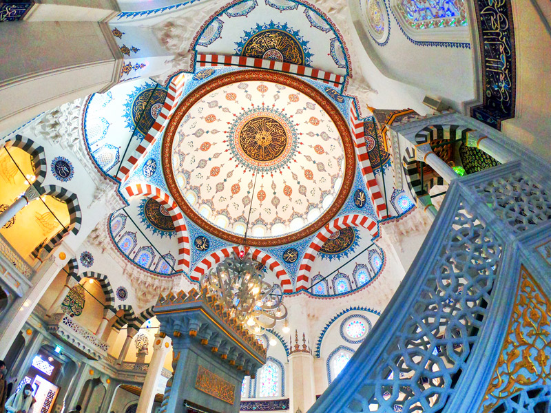 【東京ジャーミイ】日本最大モスクで特別トルコスイーツ茶会！壮麗すぎる建築空間へ～“世界一甘いお菓子”！？宮廷茶にトルココーヒー、世界三大美食を堪能せよ～