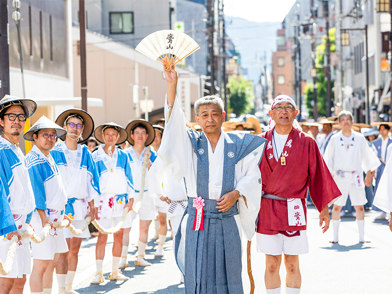 【祇園祭・巡行直前】“鷹山の辻回し”特等席で拝見！眼前を進む巨大山鉾を間近で堪能～特別なこの日しか見られない“動く美術館”真の姿、本番直前に高揚する山鉾町へ～