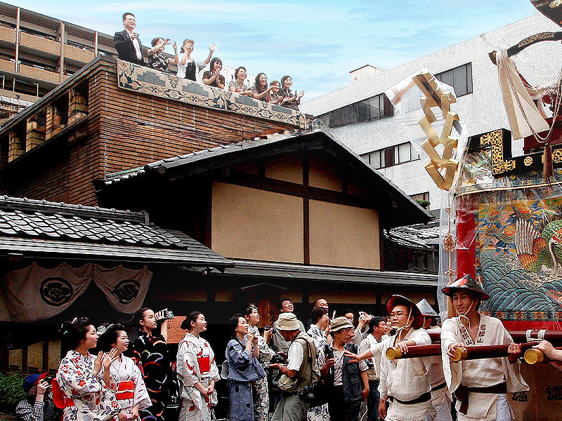 【祇園祭・鉾見台】憧れの特等席「鉾見台」貸切！豪商目線で眼前を進む巨大山鉾を堪能～特別なこの日しか見られない“動く美術館”真の姿、本番直前に高揚する山鉾町へ～