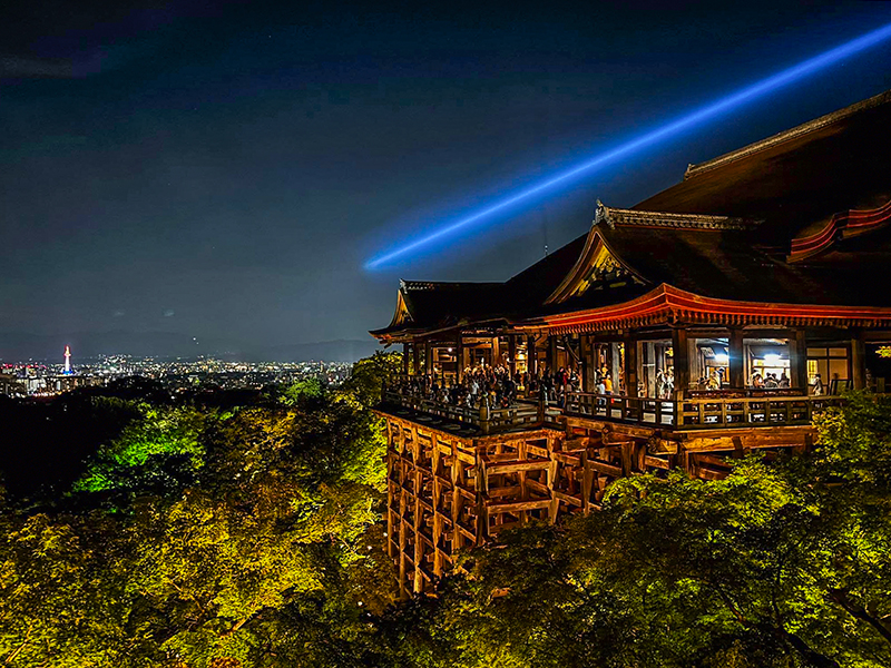 【夜の東山】夏の宵まいり、清水寺千日詣りと夕暮れに浮かぶ東山の小径をいく～観音さま最大の功徳日、本堂内々陣を特別拝観、安井金比羅宮まで～