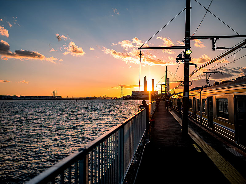【夜の鶴見線】徒歩0秒の夕景オーシャンビュー！都会のローカル線ぶらり秘境下車の旅〜出られない”海の駅！？時の止まった高架駅、圧巻の京浜工場夜景まで: ～