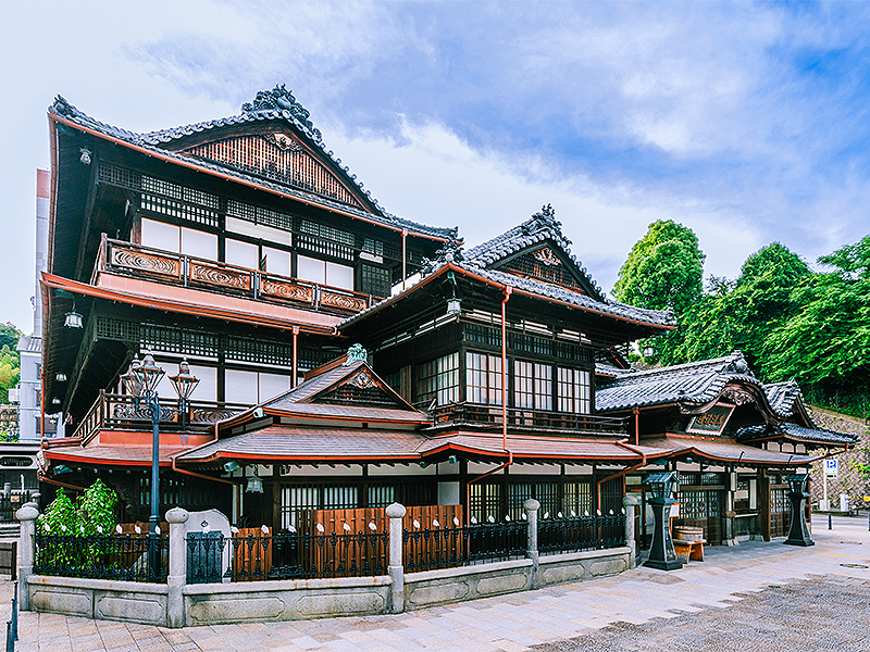 【松山】倉方先生と“建築の宝庫”へ！愛媛県庁舎から道後温泉まで、6館特別見学ツアー～まるでフランス城館！木子七郎、丹下健三、安藤忠雄…一度は訪れたい名作尽くし～