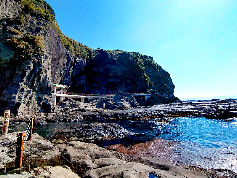 【江ノ島】“日本のモンサンミッシェル”女神の島へ！湘南のシンボル、江ノ島詣ツアー～神秘の洞窟最深部へ！都会からすぐの島じかん、絶景ビーチから日本三大弁財天まで～