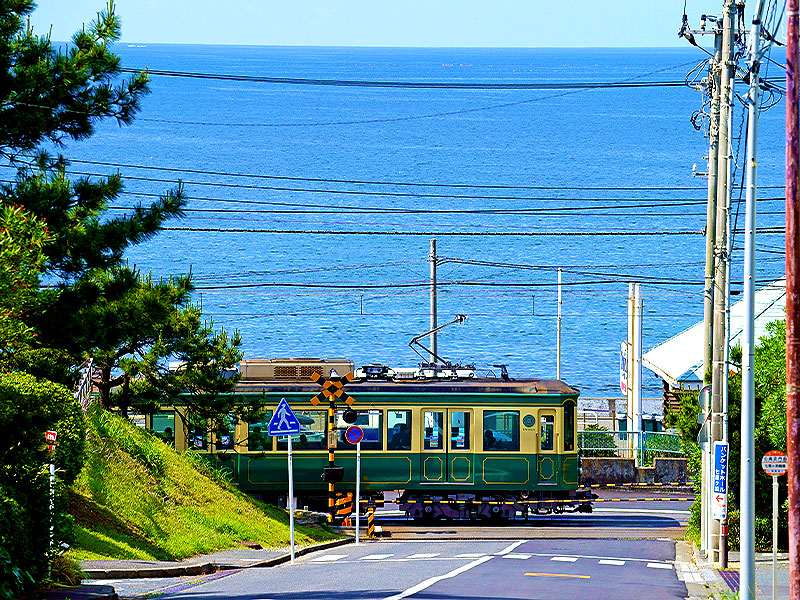 【江ノ電】湘南の夕暮れをいく絶景ローカル線、海街ノスタルジック途中下車の旅～まるで映画のワンシーン！かわいいレトロ駅舎から日本一の急カーブまで～