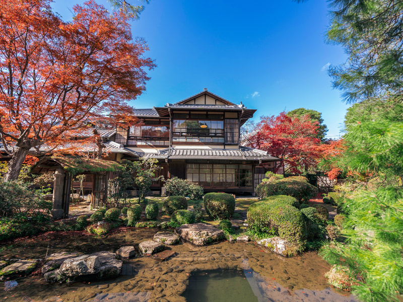 【錦秋の夜会】南禅寺界隈の大邸宅を特別貸切、植治の隠れ名庭で紅葉の宴～天才庭師が手がけたモダン庭園、東山大茶会の茶室、懐石料理に舌つづみ～
