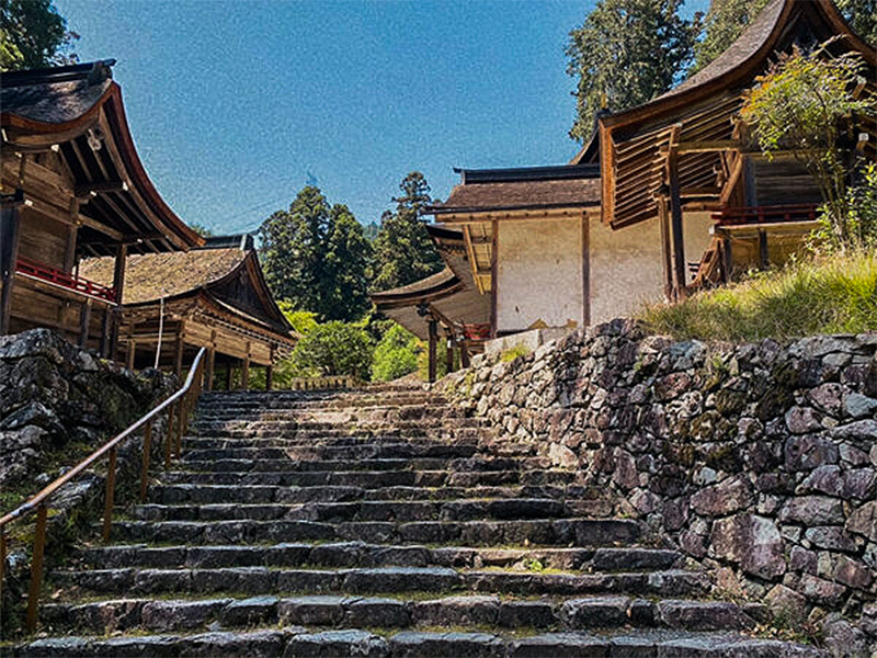 【穴太衆】十五代穴太衆頭と、石積の宗教都市へ！信長が重用した伝説石工たちの故郷～戦国の築城を担った“超”職人集団、野面積のまち坂本、本宅前庭を特別見学～