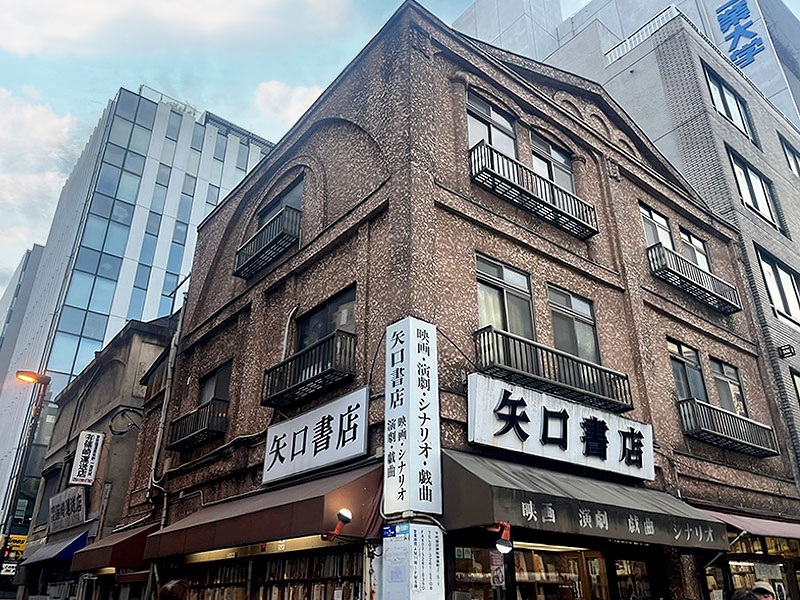 【神保町】古書店街は「シブビル」宝庫！戦後モダンの傑作、パレスサイドビル内部へ～渋く、自由で、カッコイイ！『東京人』元副編集長と、都心の個性派ビルめぐり～
